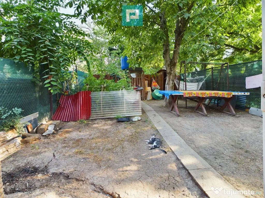 Căsuță cu anexe de vânzare pe ștrandul Neptun 