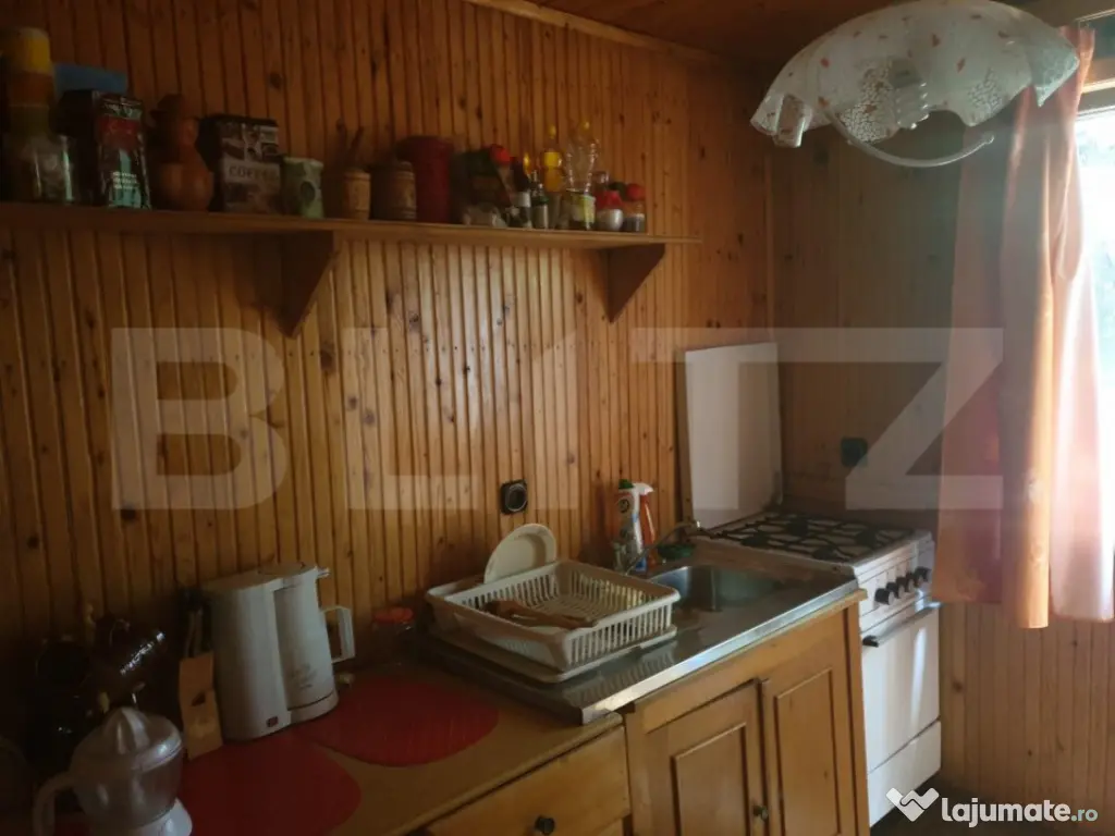 Cabana de vanzare, cu 4 camere, 100 mp, zona Piatra Fantanel