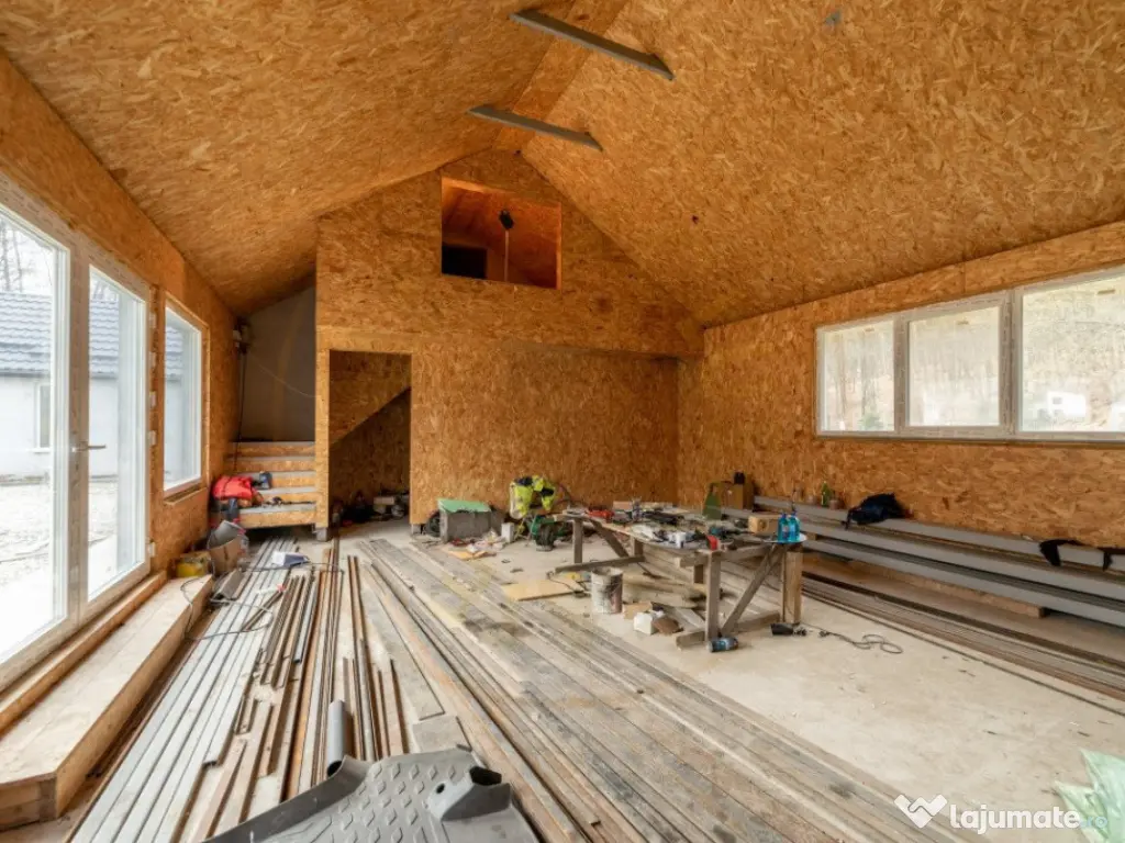 Casă modernă cu 5 camere într-o zonă liniștită de deal 