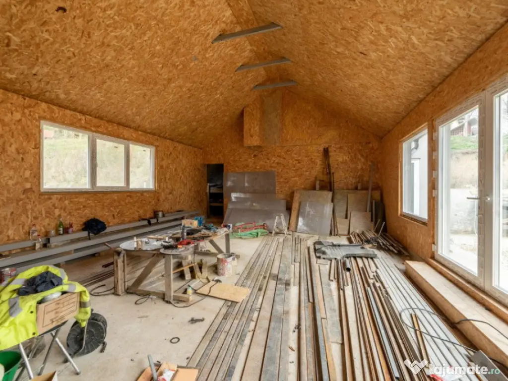 Casă modernă cu 5 camere într-o zonă liniștită de deal 