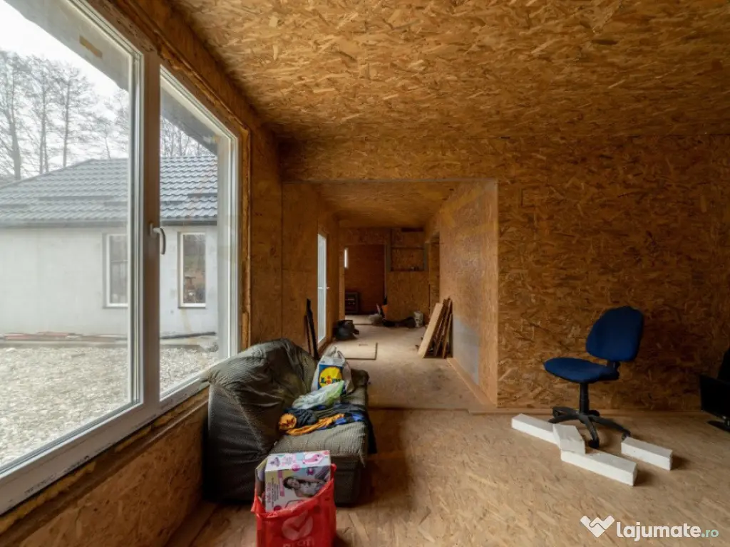 Casă modernă cu 5 camere într-o zonă liniștită de deal 