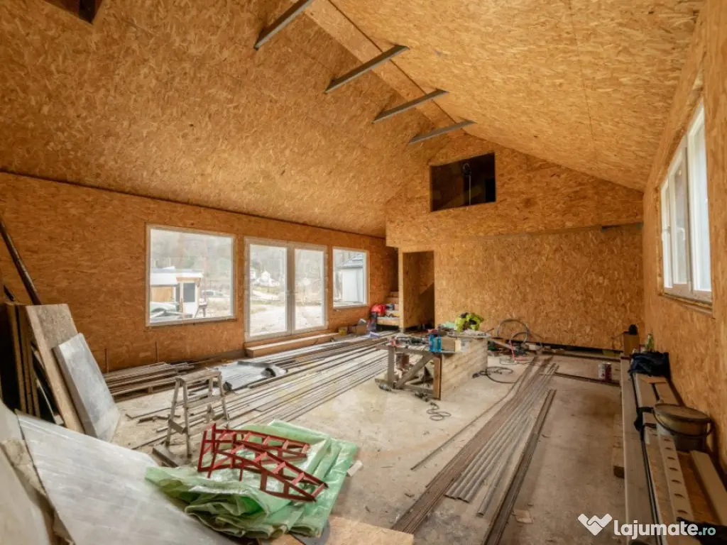 Casă modernă cu 5 camere într-o zonă liniștită de deal 