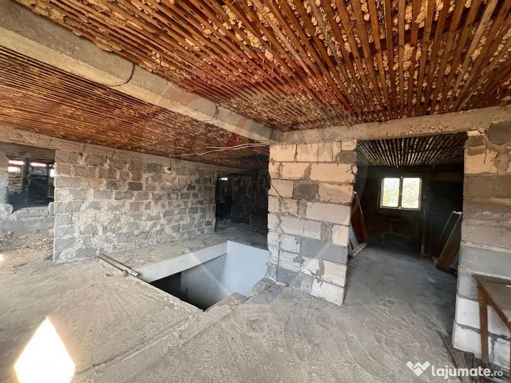 Casă cu 6 camere de vânzare 