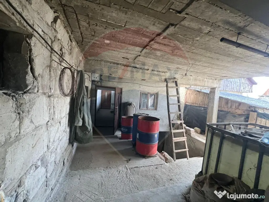 Casă cu 6 camere de vânzare 