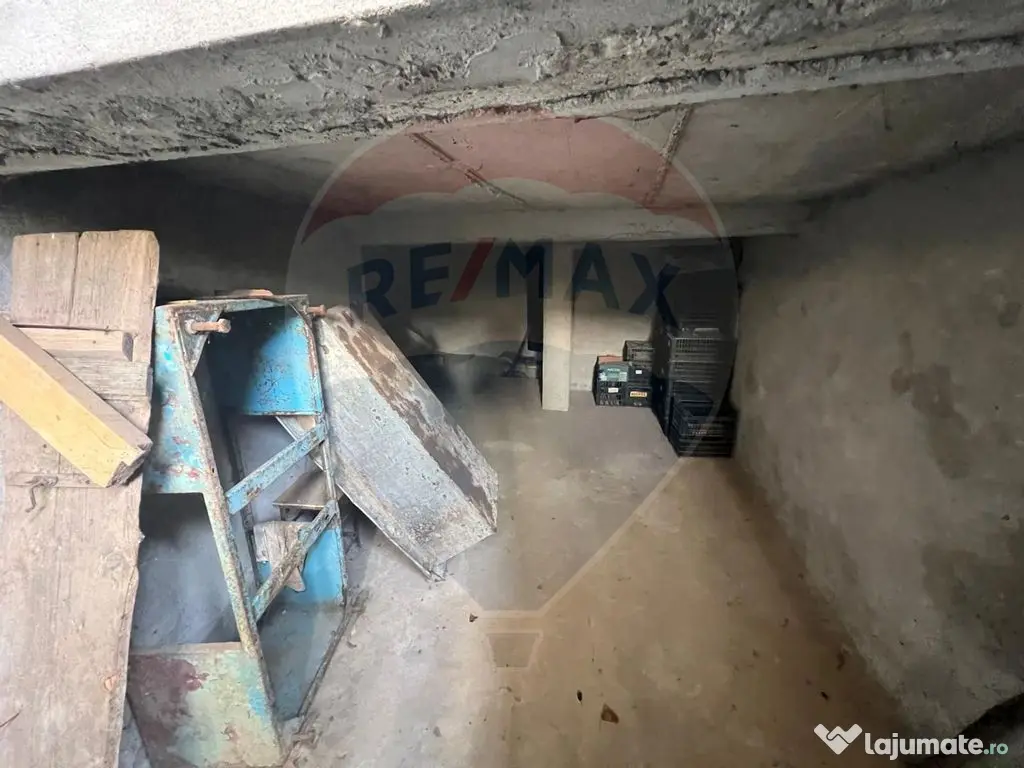 Casă cu 6 camere de vânzare 