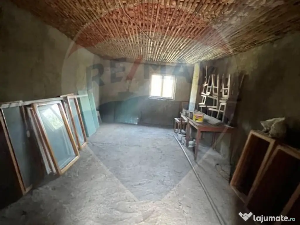 Casă cu 6 camere de vânzare 