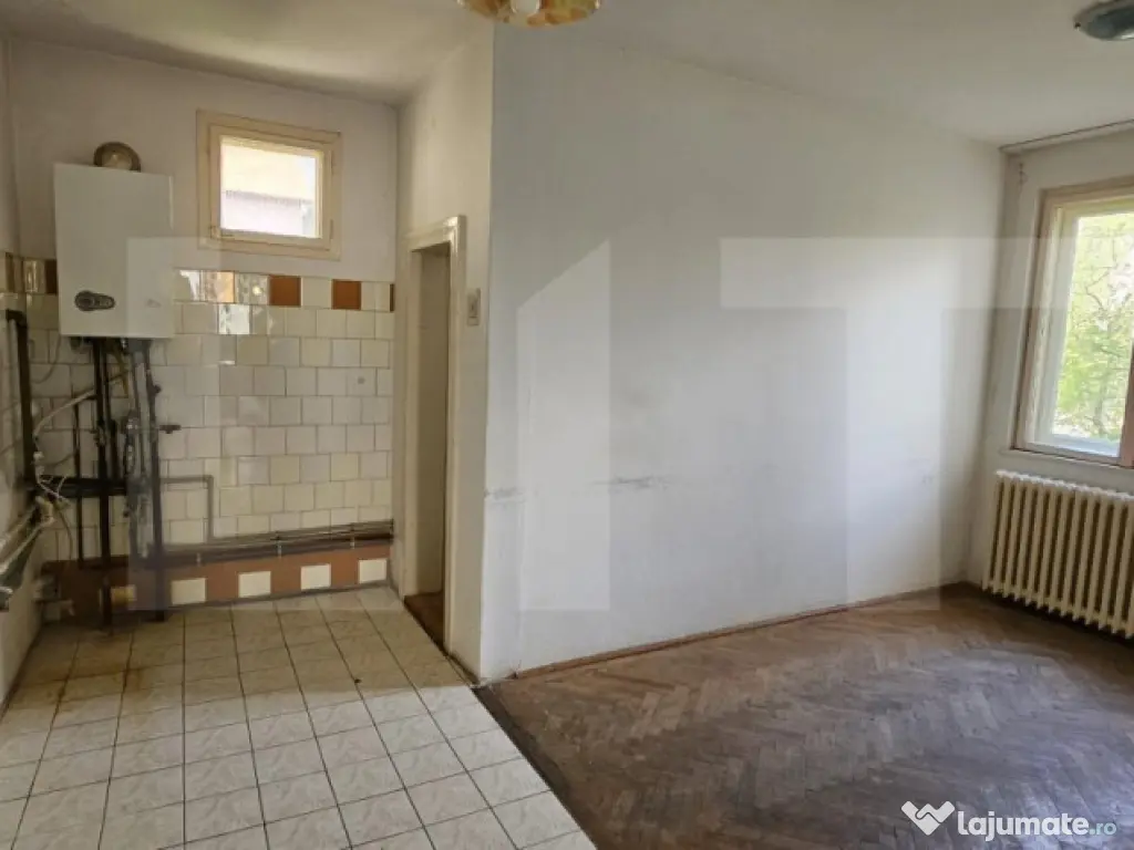 Casa cu 2 apartamente de 3 camere in centru