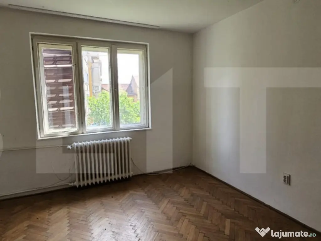 Casa cu 2 apartamente de 3 camere in centru