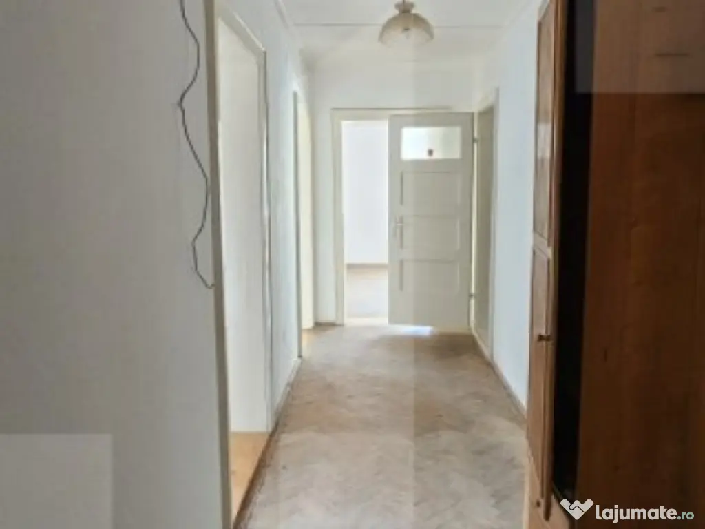 Casa cu 2 apartamente de 3 camere in centru