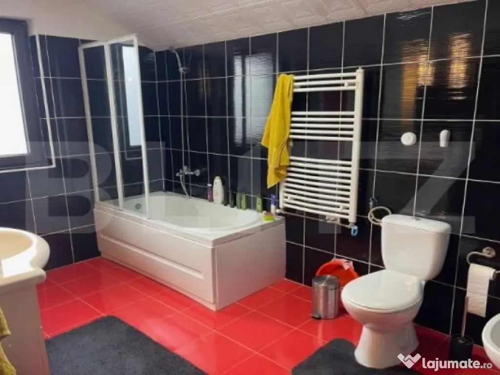 Casa de vanzare, cu 4 camere, 140 mp, zona Strada Dara