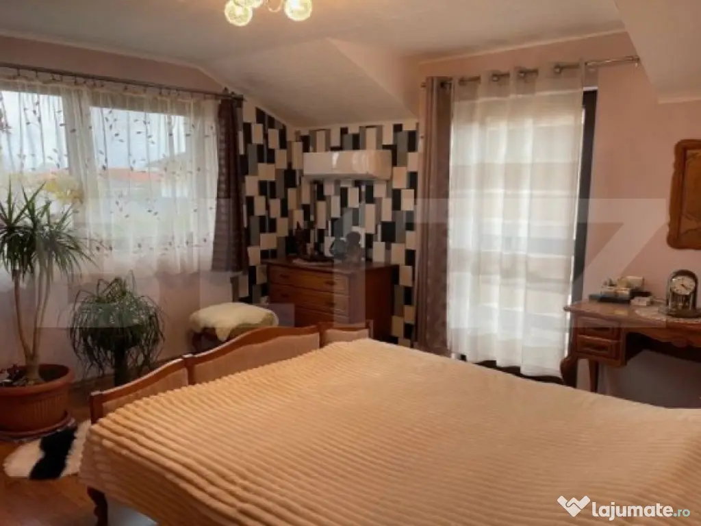 Casa de vanzare, cu 4 camere, 140 mp, zona Strada Dara