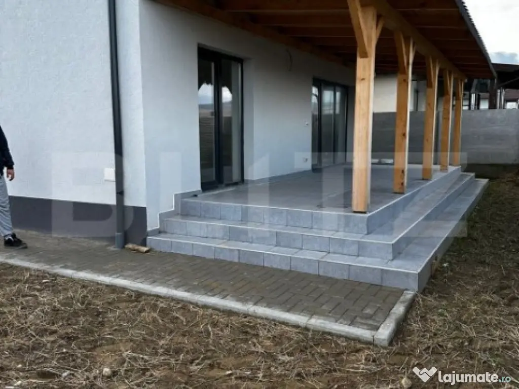 Casa individuala 120 mp, 4 camere, living, 3 bai, Oarda de