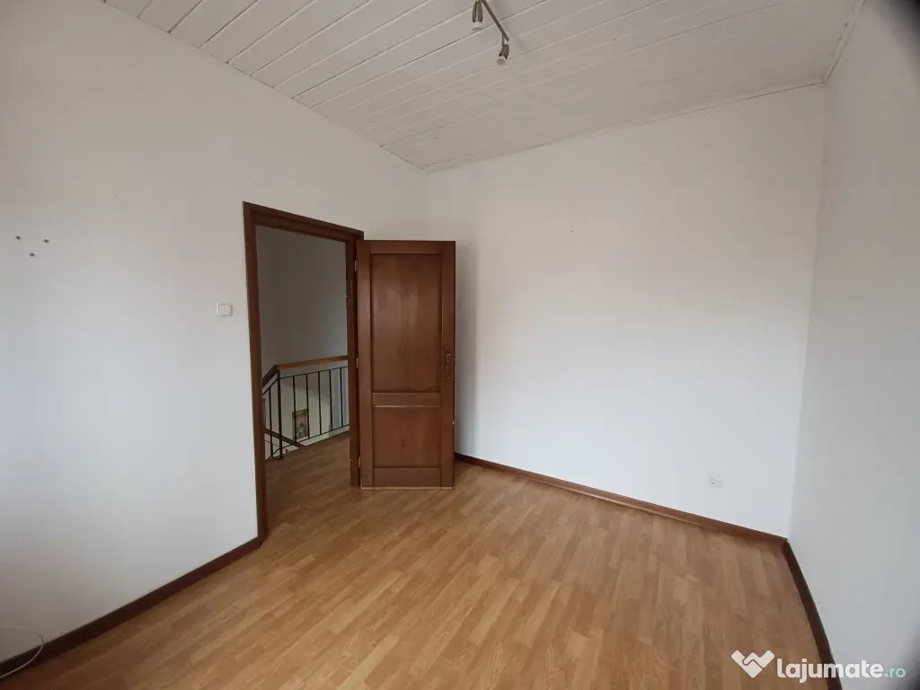 Casa insiruita, 2 dormitoare, garaj, Sanmartin. 120 000 E... 