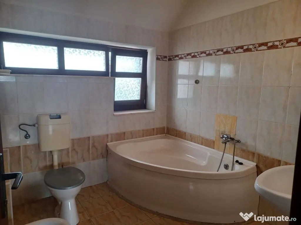 Casa insiruita, 2 dormitoare, garaj, Sanmartin. 120 000 E... 