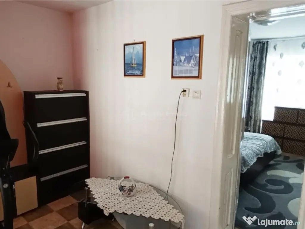 MOLDOVA NOUA, zona centrala, Casa 4 camere, 2 bai si garaj