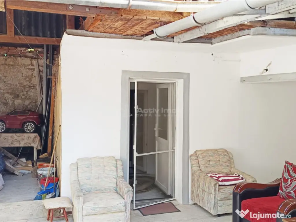 MOLDOVA NOUA, zona centrala, Casa 4 camere, 2 bai si garaj