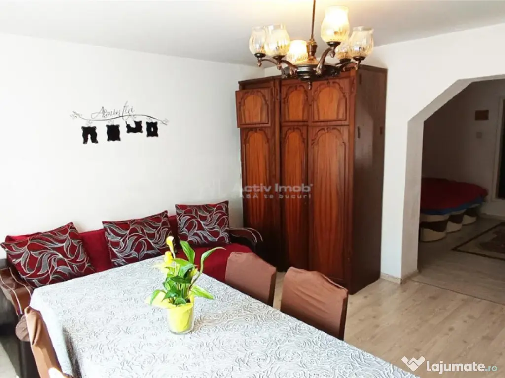 MOLDOVA NOUA, zona centrala, Casa 4 camere, 2 bai si garaj