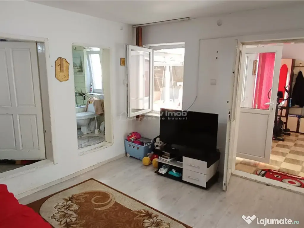 MOLDOVA NOUA, zona centrala, Casa 4 camere, 2 bai si garaj