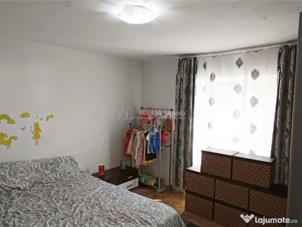 MOLDOVA NOUA, zona centrala, Casa 4 camere, 2 bai si garaj