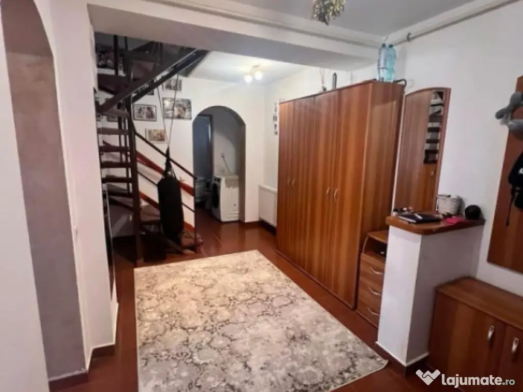 Apartament 4 camere decomandat cu scara interioara, Zona Sar
