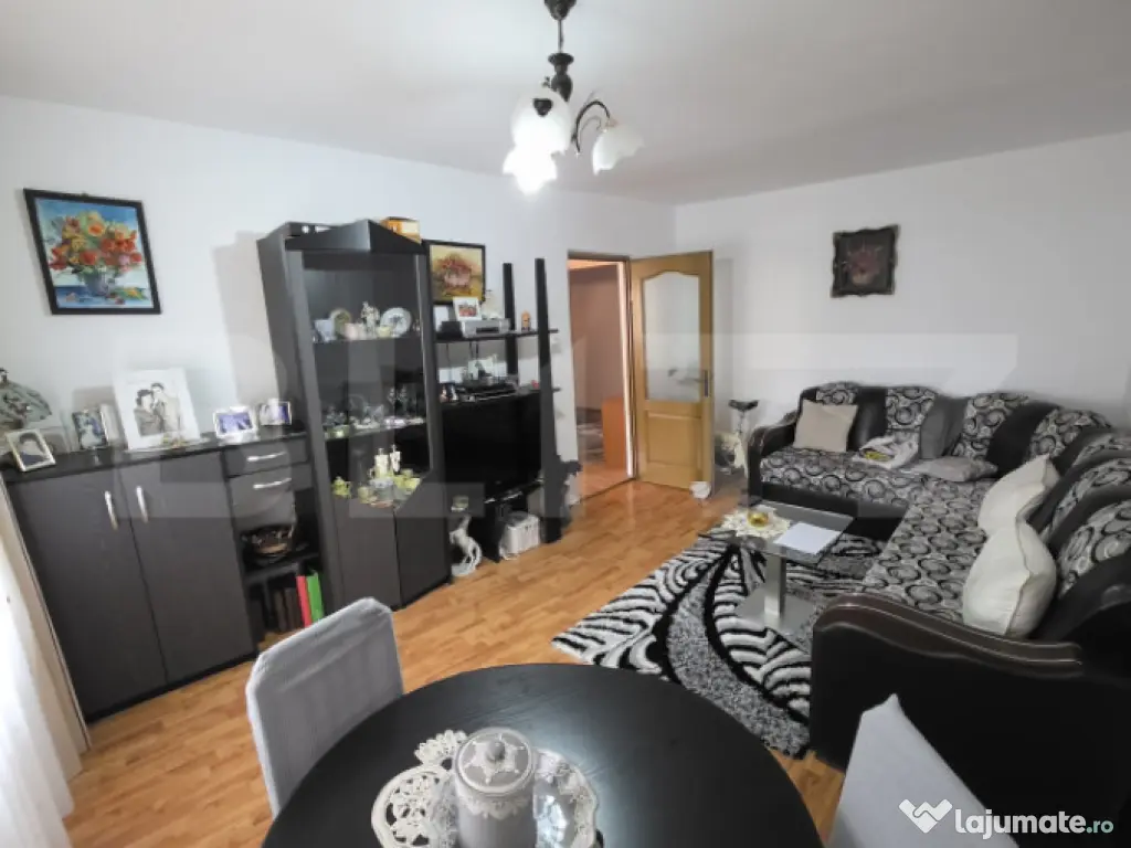 Apartament spațios, de vanzare, cu 4 camere, zona Han