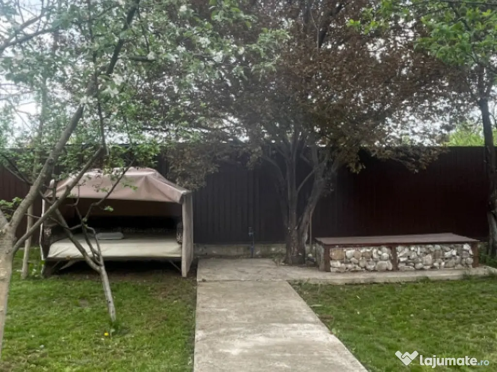 Casă spațioasă, complet mobilată, cu teren generos – F 