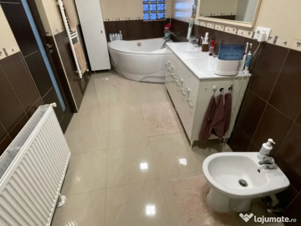 Casă spațioasă, complet mobilată, cu teren generos – F 