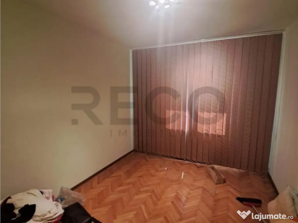 RECO Apartament cu 3 camere, decomandat, etaj1 in Balc
