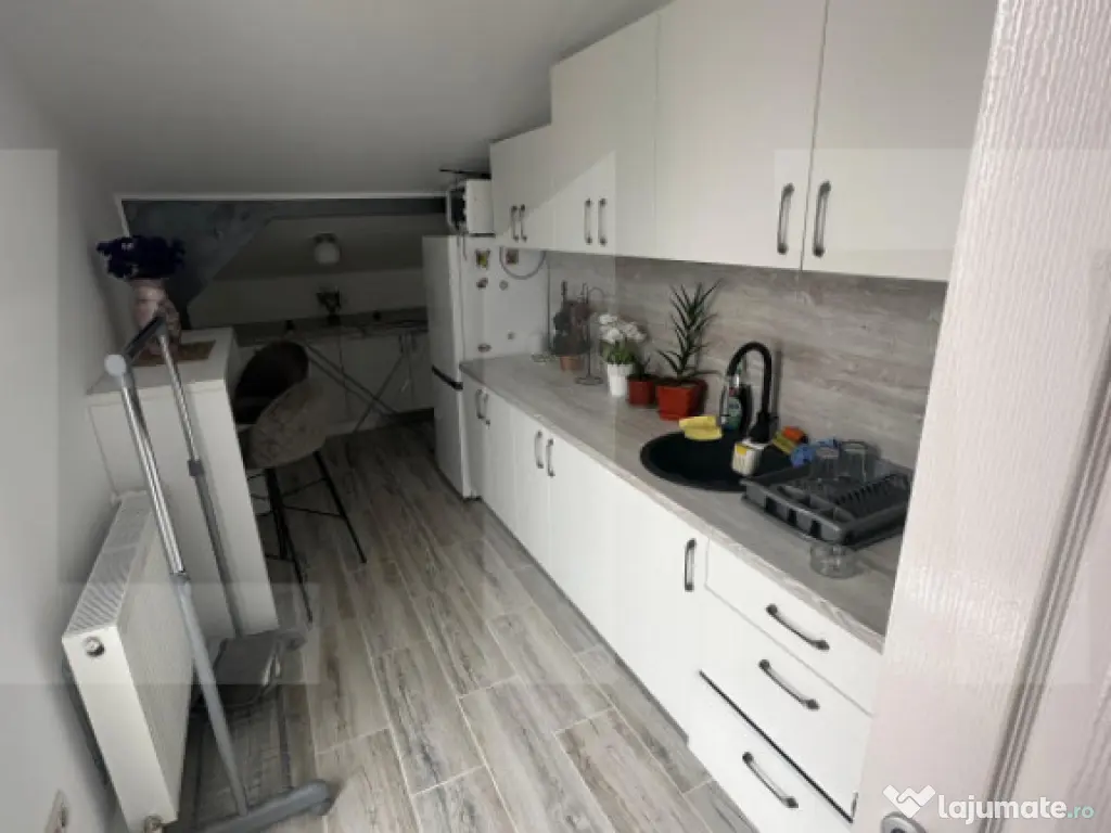 Apartament de vanzare, cu 5 camere, 160 mp, zona Vlaicu