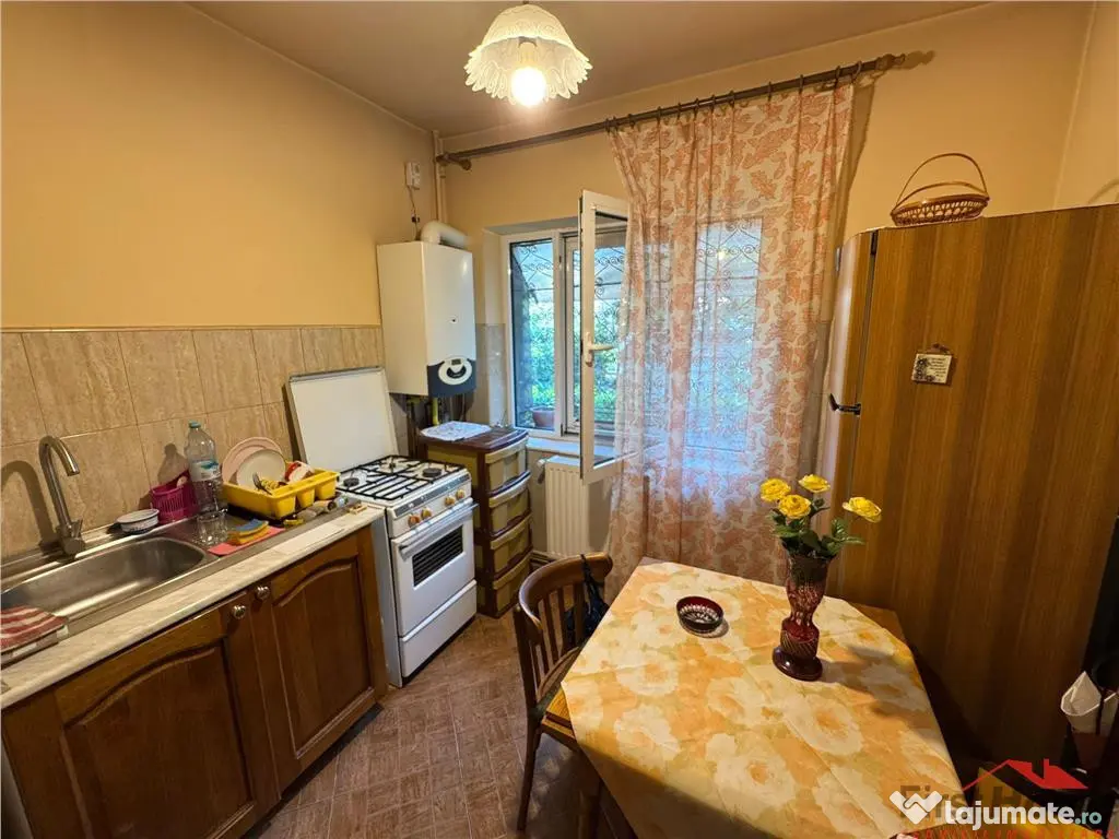 Apartament 3 camere, etaj 1, zona Garii , decomandat, parcar