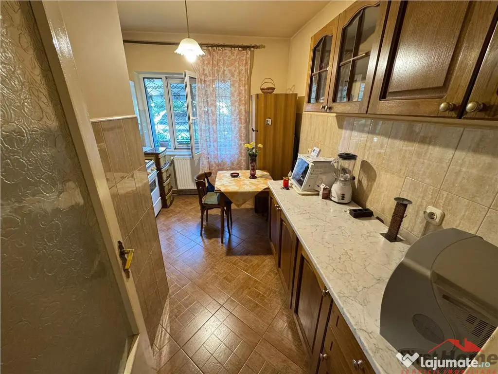 Apartament 3 camere, etaj 1, zona Garii , decomandat, parcar