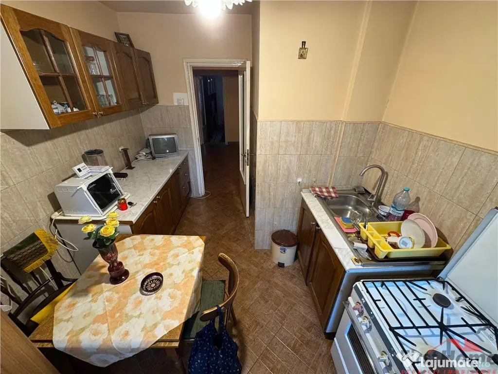 Apartament 3 camere, etaj 1, zona Garii , decomandat, parcar