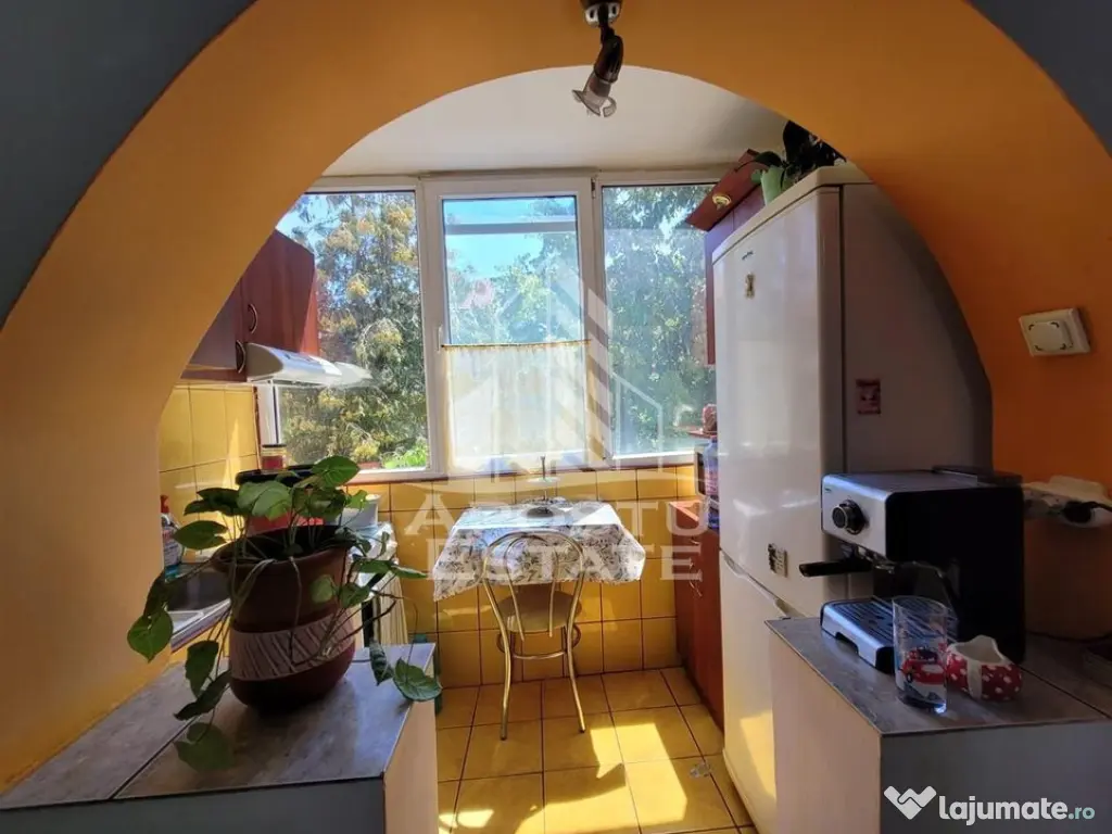 Apartament cu 3 camere, etaj intermediar, centrala propri... 