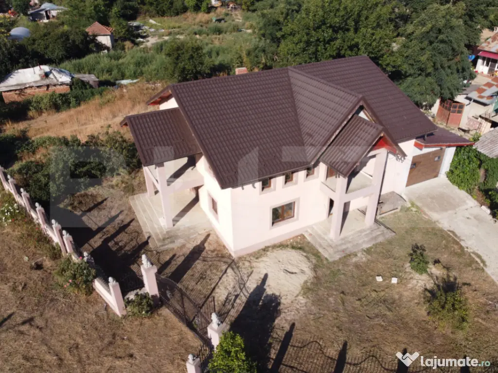 Casă la roșu, de vanzare, 250 mp, zona Slobozia Moara