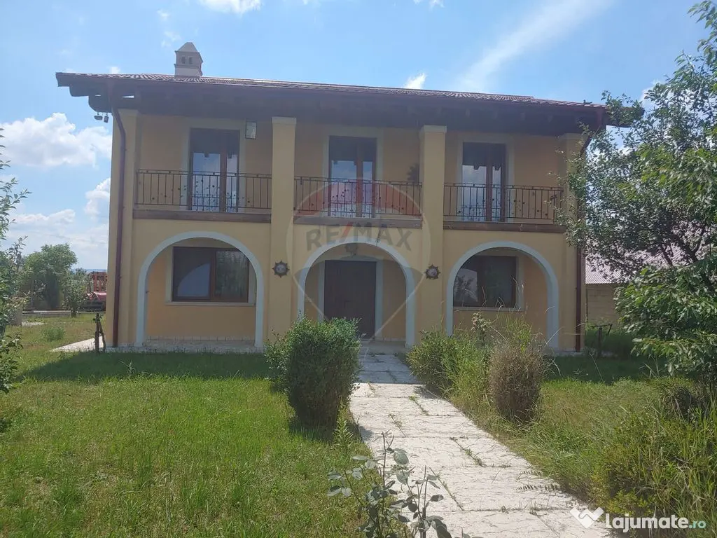 Casă / Vilă de lux cu 5 camere de vânzare în Vadu Mol... 
