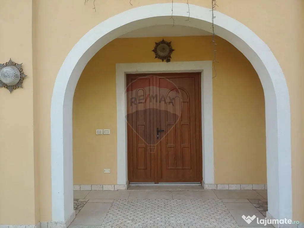 Casă / Vilă de lux cu 5 camere de vânzare în Vadu Mol... 