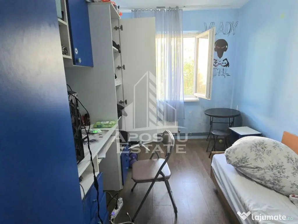 Apartament cu 4 camere, etaj intermediar, zona Dacia 