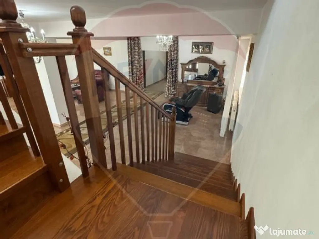 Casă / Vilă cu 6 camere de vânzare 