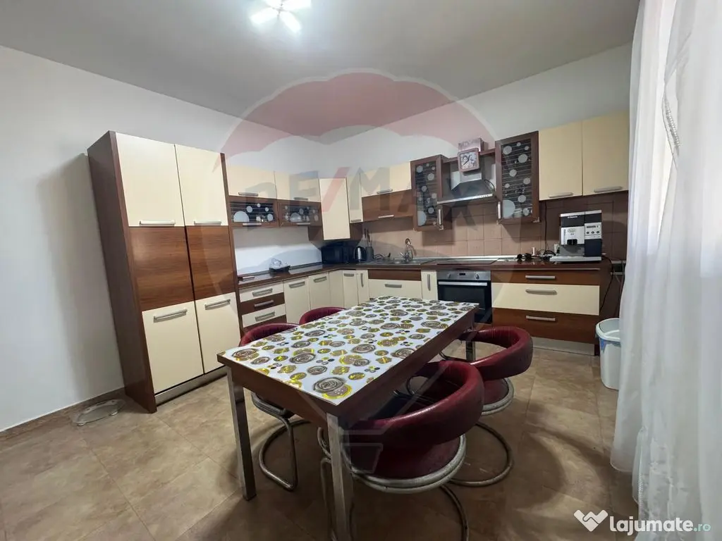 Casă / Vilă cu 6 camere de vânzare 