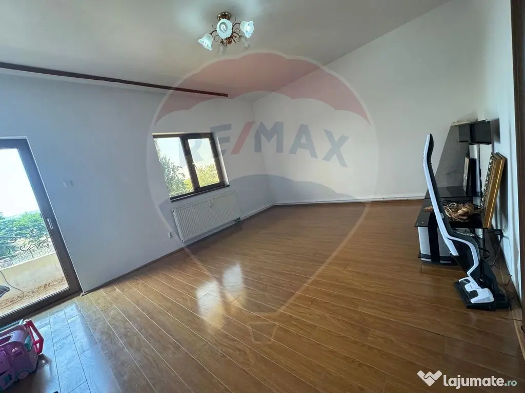 Casă / Vilă cu 6 camere de vânzare 