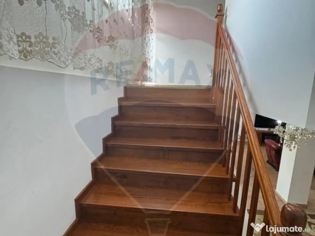 Casă / Vilă cu 6 camere de vânzare 