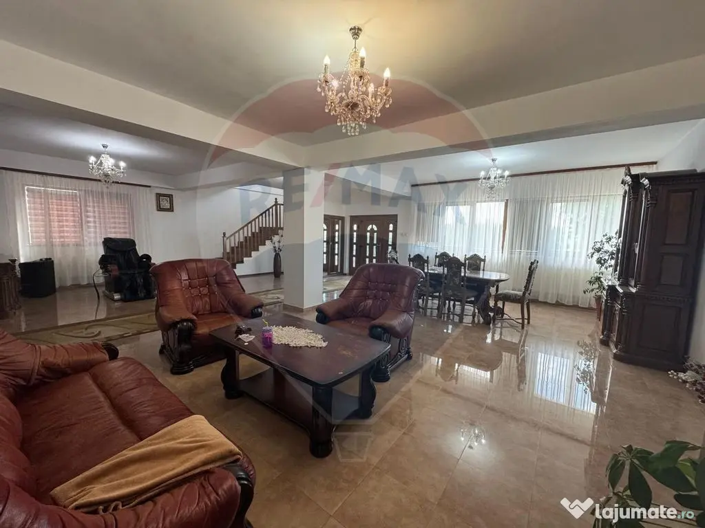 Casă / Vilă cu 6 camere de vânzare 