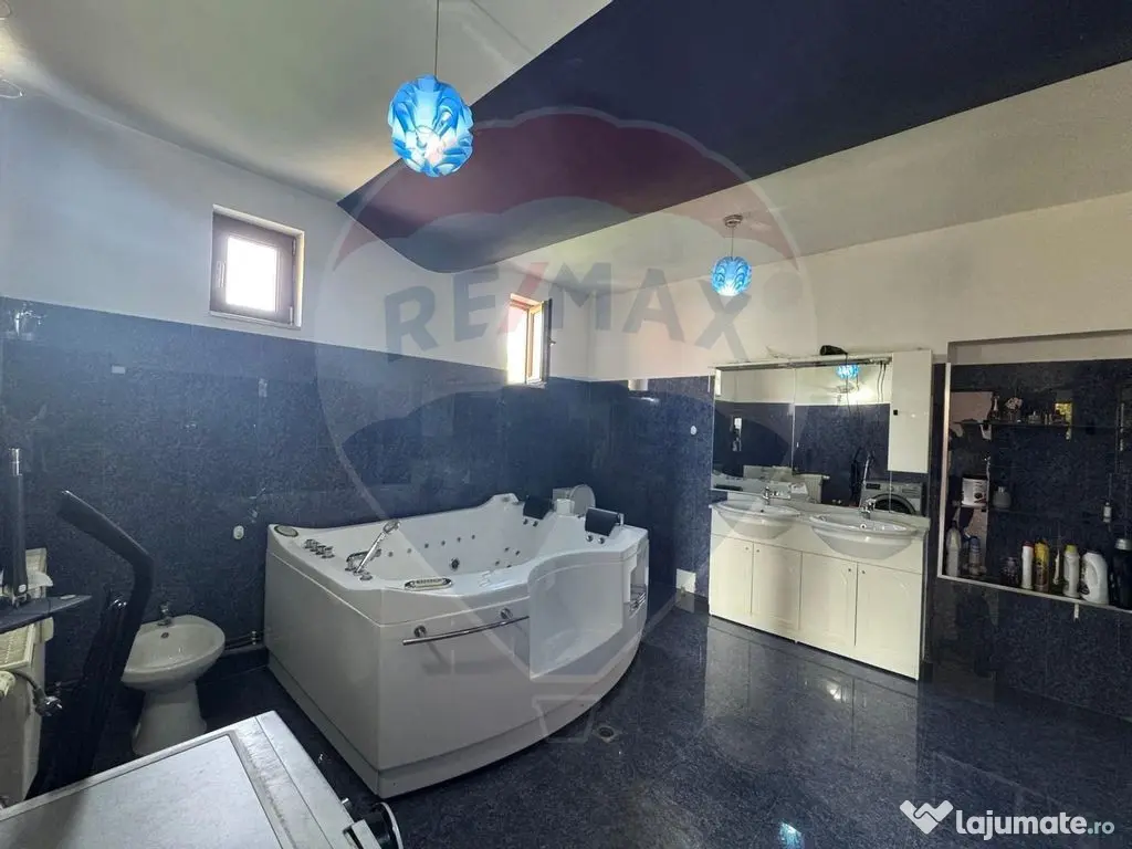 Casă / Vilă cu 6 camere de vânzare 