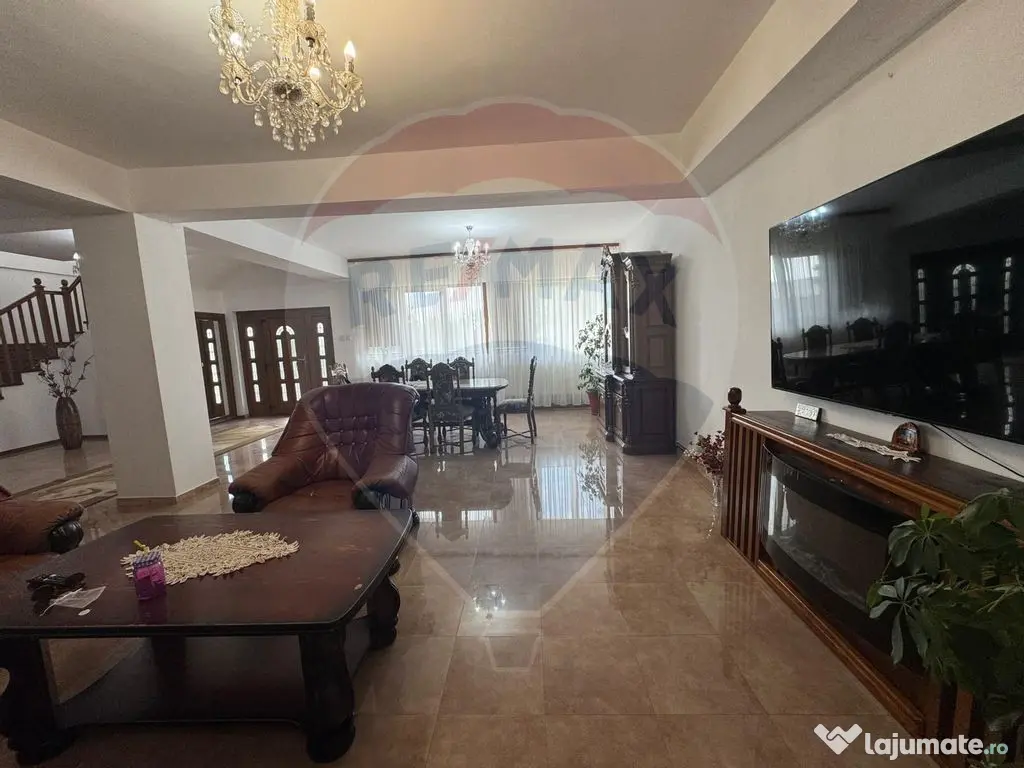 Casă / Vilă cu 6 camere de vânzare 