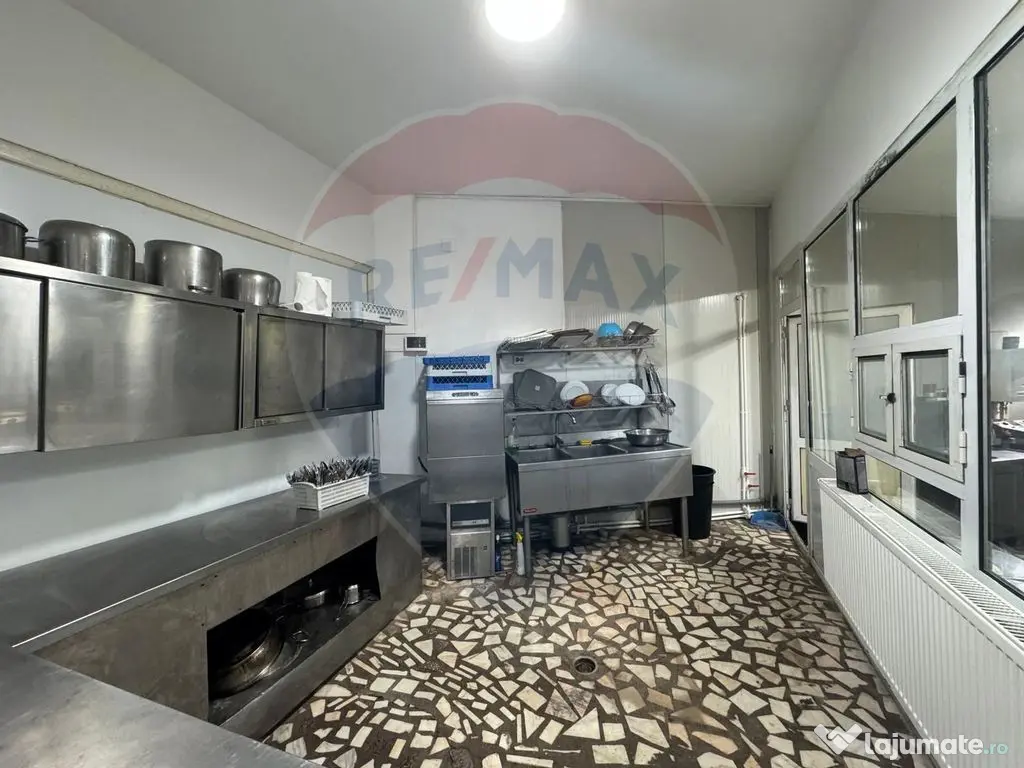 Spațiu comercial de 900mp de vânzare în zona Romanesti 