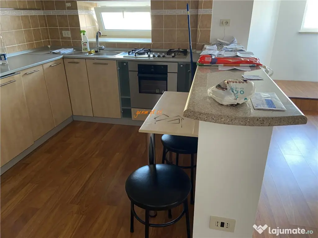 Apartament 4 camere transformat in 3 camere , zona ultracent 