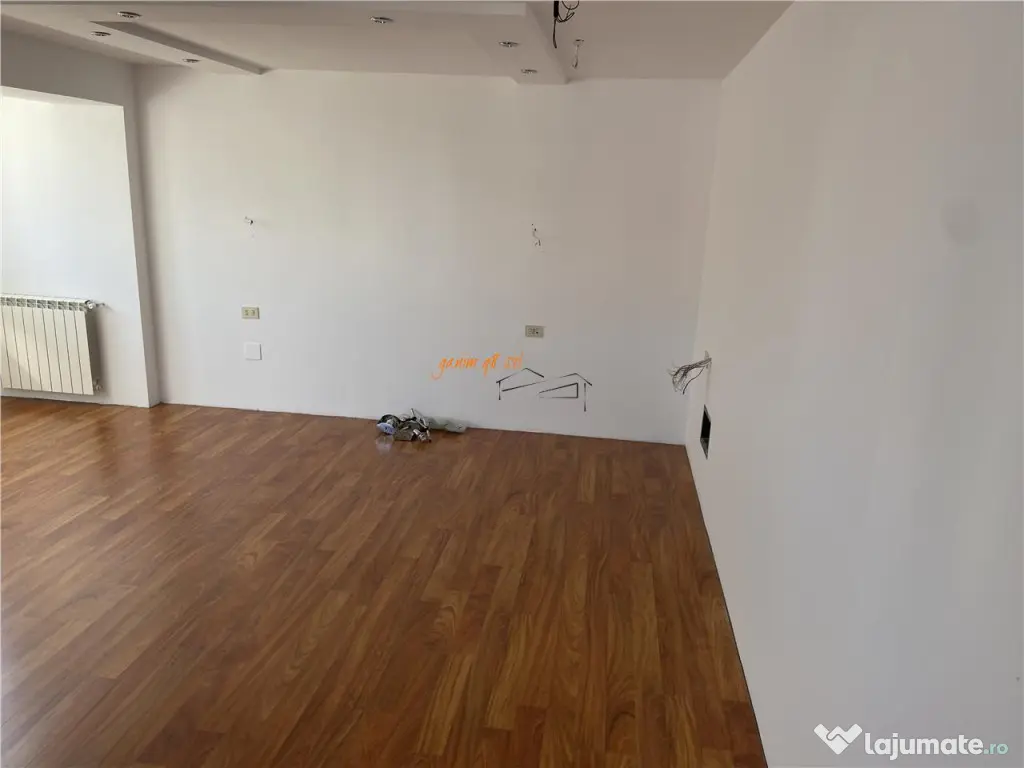 Apartament 4 camere transformat in 3 camere , zona ultracent 