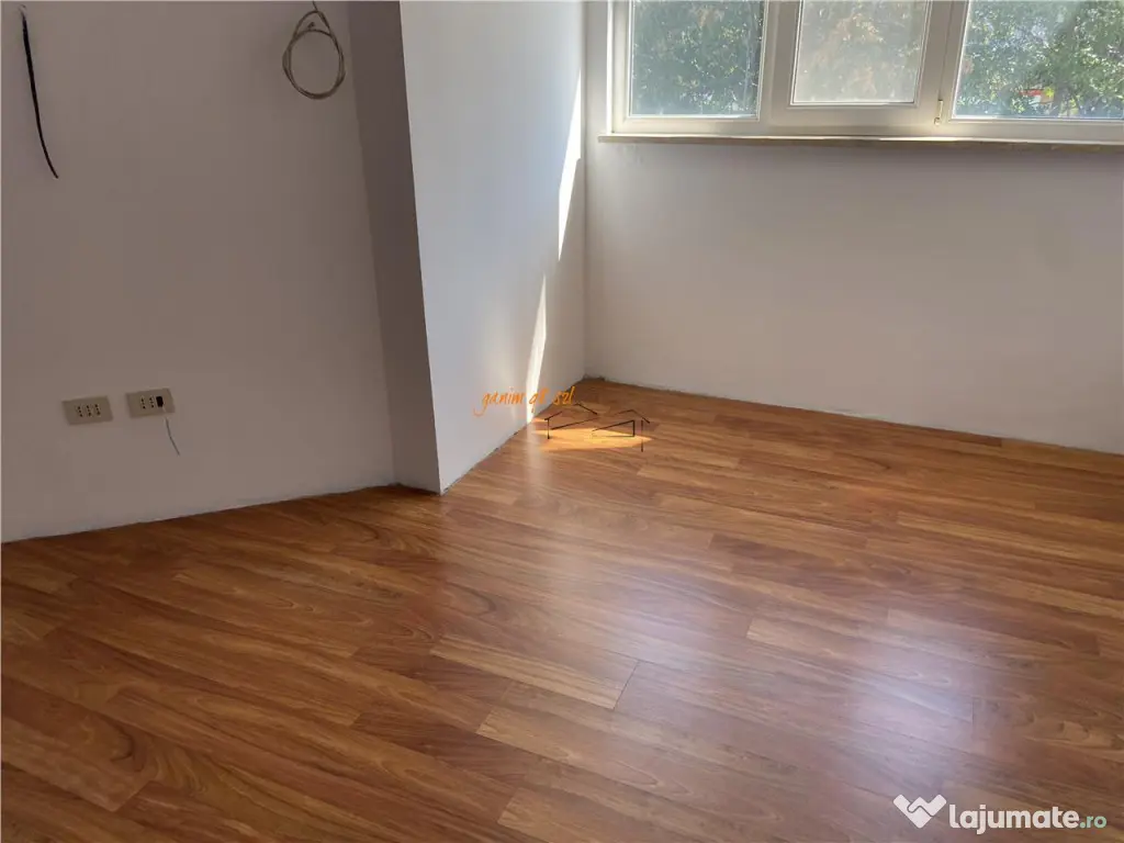 Apartament 4 camere transformat in 3 camere , zona ultracent 