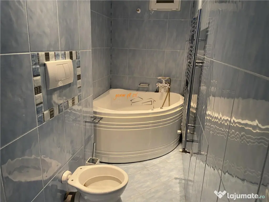 Apartament 4 camere transformat in 3 camere , zona ultracent 