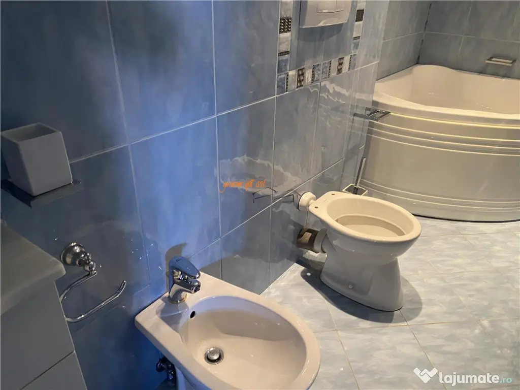 Apartament 4 camere transformat in 3 camere , zona ultracent 